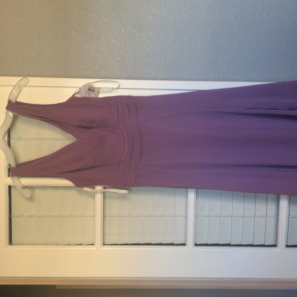 Wisteria purple v-neck bridesmaid dress, size 8, David's Bridal - Picture 2 of 4